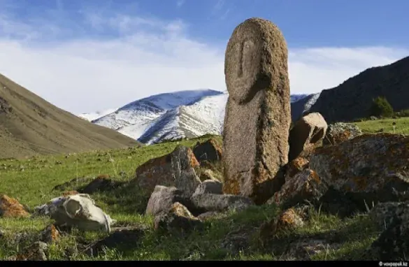 Каменный балбал в степи Казахстана